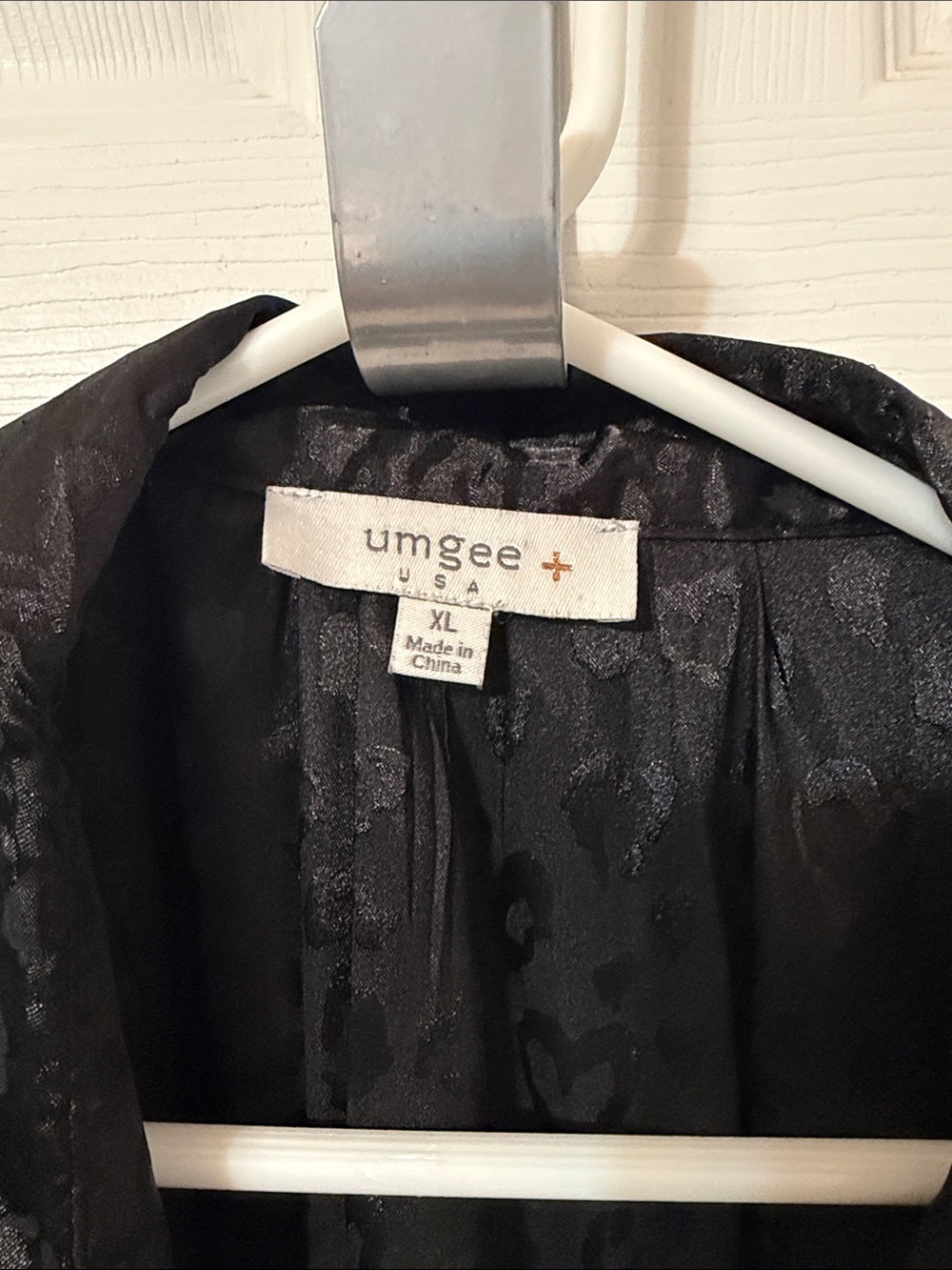 Umgee Black Satin Leopard-Jacquard Button-Front Tunic Trench - Picture 2 of 7